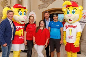 Sportdirektor Arno Arthofer, Eva Lodron, LH Daniel Fellner und Sporler. Foto: LPD Kärnten/Jannach