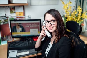 Barbara Jenko, Leiterin der Telefonseelsorge in Kärnten, und ihr geschultes Team nehmen Anrufe in der TelefonSeelsorge entgegen. Foto: Caritas Kärnten/Daniel Gollner