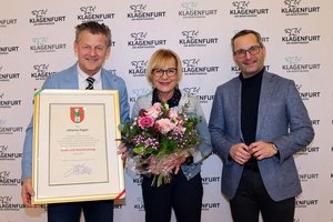 Bürgermeister Christian Scheider und Sportreferent Stadtrat Mag. Franz Petritz überreichen Johanna Kogler die Dank- und Anerkennungsurkunde der Stadt. Foto: StadtKommunikation / Zechner