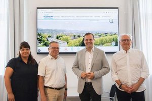 v.l. Mag. Alexandra Röck und Günther Steinwender von Webwerk mit Vizebürgermeister Patrick Jonke und Gerhard Scheucher, MBA von Klagenfurt Wohnen bei der Präsentation der Online-Neuerungen. Foto: SK/Glinik