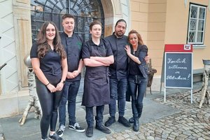 Eine Familie führt das Restaurant Blattschuss im Schloss Mageregg