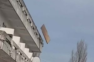 Jugendliche warfen Gegenstände vom Dach eines Abrisshauses auf Passanten. Foto: Instagram / Klagenfurt Elite
