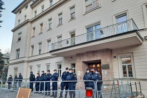 Polizeiaufgebot vor der Kärntner Landesregierung