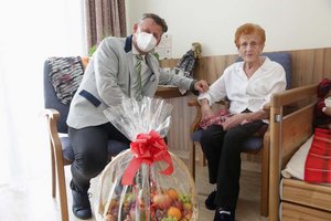 Bürgermeister Christian Scheider besuchte Frau Elisabeth Aichelburg an ihrem 101. Geburtstag und beschenkte sie mit einem Obstkorb. Foto: StadtKommunikation/Wajand