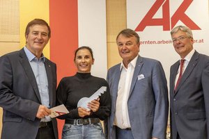 AK-Direktor Winfried Haider verabschiedet sich mit einem „Servus“ in den Ruhestand. Foto: AK/Gerhard Maurer