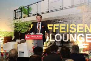 Bürgermeister Christian Scheider bei der Eröffnung der Häuslbauermesse 2025. Auch heuer werden wieder tausende Besucherinnen und Besucher erwartet. Foto: StadtKommunikation / Zechner