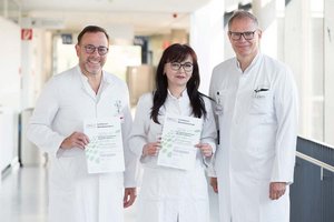 Freuen sich über die Auszeichnung: Prim. Dr. Diego Signorello, OÄ Dr. Aigul Salmhofer und Prim. Univ.-Prof. Dr. Wolfgang Eisterer. Foto: KABEG/Hipp 