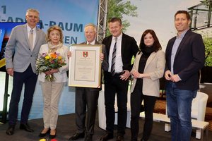 Ehrenurkunde für Architekt Omansiek. Foto: StadtKommunikation/Wajand