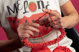 Klagenfurter Onlineshop „Shoav“ bietet T-Shirts und handgestrickte Mützen. Foto: Shoav