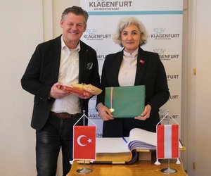 Die türkische Generalkonsulin Sükrüye Bayar stattete Bürgermeister Christian Scheider einen Antrittsbesuch ab und trug sich ins Goldene Buch der Landeshauptstadt ein. Foto: StadtKommunikation / Zechner