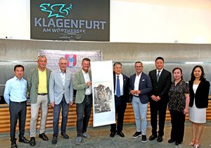 BM Christian Scheider, Vizebürgermeister Dr. Alexander Kastner, Stadtrat Mag. Franz Petritz und Stadtrat Max Habenicht hießen die Gäste aus Jincheng im Klagenfurter Rathaus willkommen. Foto: StadtKommunikation/Krainz