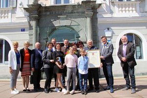 Familie, Freunde und Wegbegleiter haben Ferdinand Sucher zur Ehrpfennigverleihung begleitet. Bürgermeister Christian Scheider und Stadträtin Sandra Wassermann lobten sein vielseitiges Engagement für die Stadt. Foto: StadtKommunikation/Spatzek