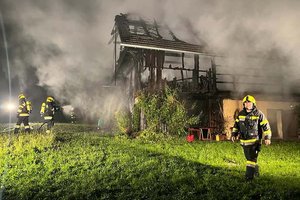 Keutschach: Vermutlich Blitzschlag löste Brand in Stallgebäude aus. Foto: FF Keutschach am See
