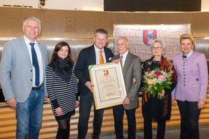 Ehrenurkunde für herausragenden Architekten. Foto: StadtKommunikation/Wiedergut