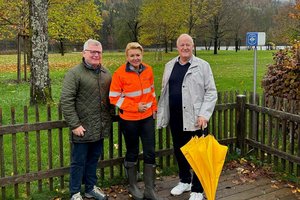 ranz Maidic (Firma CCE Ziviltechniker), Stadträtin Sandra Wassermann und Bürgermeister Gerhard Oleschko besichtigten gemeinsam die Rückhaltebecken in Keutschach. Foto: Büro Stadträtin Wassermann