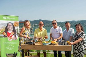 Franz Klammer und Otto Retzer kochten zugunsten des SOS-Kinderdorf. Foto: Rene Strasser