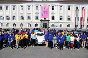 Stadträtin Constance Mochar begrüßte den Verein „Wheels for Europe“ bei seinem Zwischenstopp auf dem Neuen Platz. Foto: StadtKommunikation/Spatzek