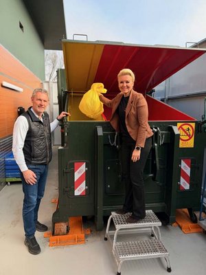 Beim Betriebsbesuch wurden die versenkbaren Unterflurcontainer getestet. Foto: Büro Stadträtin Wassermann
