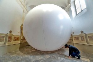 Der Künstler Hayato Mizutani bei der Positionierung seiner Installation. Foto: MMKK/Neumüller 