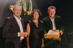 Bürgermeister Christian Scheider und Stadtrat Mag. Franz Petritz mit Christine Erlach (Geschäftsführerin von Equaliz) bei der 30-Jahr-Feier in der theaterHalle 11. Foto: Jasmin Lopez Photography