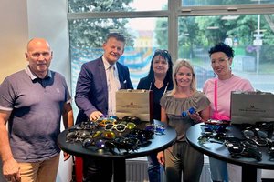 Joachim Katzenberger, Leiter Abteilung Soziales und Bürgermeister Christian Scheider bedankten sich bei Mitarbeiterinnen des Fundamtes und des Optikerbetriebs „Meisterstück“ für die Durchführung der Brillenverteilaktion. Foto: StadtKommunikation