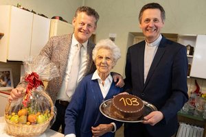 Maria Kaufmann freute sich über die Glückwünsche von Bürgermeister Christian Scheider und Dompfarrer Dr. Peter Allmaier. Foto: StadtKommunikation/Zangerle 