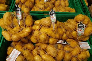 „Krumme Dinger“: Nicht gerade die Schönsten, aber dafür heimische Kartoffeln bei Hofer. Foto: HOFER