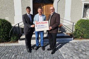 Bürgermeister Christian Scheider überreichte gemeinsam mit LHStv. Martin Gruber den Spendencheck an Klaus Glanznig, Bürgermeister von Treffen. Foto: Büro Bürgermeister