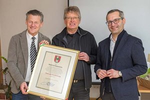 Bürgermeister Christian Scheider und Gesundheitsreferent Stadtrat Mag. Franz Petritz überreichen DSA Manfred Siebenhofer die „Dank- und Anerkennungs“-Urkunde der Landeshauptstadt Klagenfurt. Foto: StadtKommunikation / Kulmer