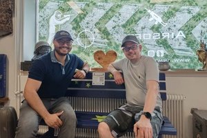 John Patrick Platzer und Armystyle-Inhaber Richard Malle auf der Sternenbank.