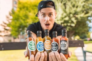 Chilisaucen-Weltmeister Tommy Hlatky mit seinen weltmeisterlichen Saucen. Foto: Bernhard Schindler