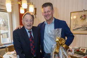 Bürgermeister Christian Scheider besuchte Alfred Schlagg in seinem Geburtshaus in Klagenfurt anlässlich seines 103. Geburtstages. Foto: StadtKommunikation/Kulmer