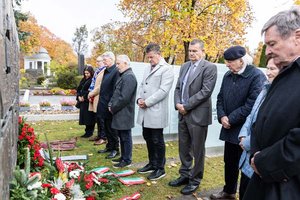 Bürgermeister Christian Scheider bei der Kranzniederlegung sowie bei der Gedenkveranstaltung in der Zeremonienhalle am Friedhof Annabichl. Foto: StadtKommunikation / Zangerle