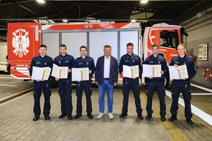 Bürgermeister Christian Scheider gratulierte den sechs jungen Feuerwehrmännern persönlich zum erfolgreichen Abschluss ihrer Grundausbildung. Foto: SK/Hude
