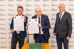 Bürgermeister Christian Scheider, Vizebürgermeister Aleksandar Petrović und Gemeinderat Prof. Mag. Alois Dolinar freuen sich über gemeinsame Kooperationen. Foto: StadtKommunikation/Wiedergut