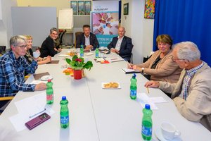 Seniorenreferent Bürgermeister Christian Scheider in gemütlicher Gesprächsrunde mit der älteren Generation. Foto: SK/Hude
