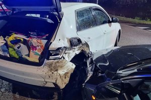 In 30er-Zone mit 80 unterwegs: Unfall forderte 5 Verletzte. Foto: FF Haidach