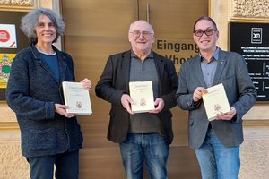 Das Redaktionsteam der Carinthia I: Renate Jernej, Geschichtsvereinsdirektor Wilhelm Wadl und Martin Stermitz. Foto: Geschichtsverein/Heidi Rogy