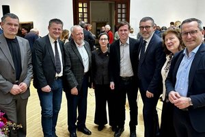 Alexander Petritz, Bürgermeister Christian Scheider, Prof. Dr. Peter Gstettner, Dr. Martha Keil, Vizebürgermeister Ronald Rabitsch, die Gemeinderäte Mag. Manfred Jantscher und Gabriela Holzer sowie Stadtrat Mag. Franz Petritz. Foto: Büro BM Scheider