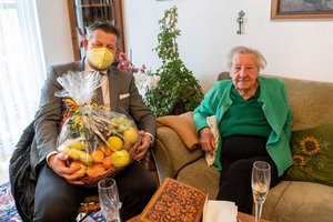Zum 100. Geburtstag besuchte Bürgermeister Christian Scheider Frau Elisabeth Binter und schenkte ihr einen Obstkorb. Foto: StadtKommunikation/Wiedergut