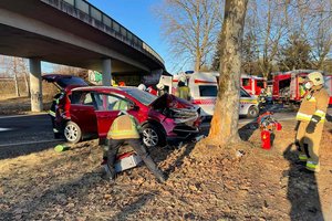 Auto prallte in der Völkermarkter Straße gegen Baum. Foto: Berufsfeuerwehr Klagenfurt