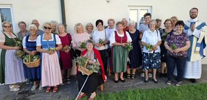 Pfarrer Bernd Wegscheider mit einem Teil der Kirchenbesucherinnen und -besucher. Foto: Gasper