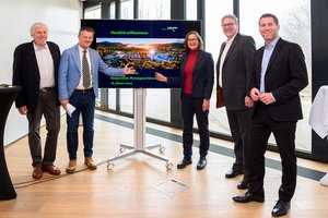 Bürgermeister Christian Scheider, Stadträtin DI Constance Mochar sowie Mag. (FH) Bernhard Lamprecht (Geschäftsführer Lakeside Science & Technology Park) und Vzbgm. Mag. Philipp Liesnig. Foto: StadtKommunikation /Hude