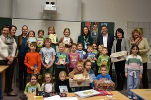 Die teilnehmenden Klassen erhalten regelmäßig eine hochwertig gestaltete Bücherbox mit 20 altersgerechten und sorgfältig ausgewählten Kinderbüchern. Foto: Büro LR Fellner