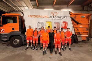 Entsorgungsstadträtin Sandra Wassermann, BA besuchte die Praktikantinnen und Praktikanten bei ihrer Arbeit bei der Müllabfuhr. Foto: Büro Stadträtin Wassermann