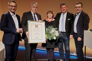 Ehrenurkunde für Prof. Dr. Harald Raffer. Foto: StadtKommunikation / Wajand