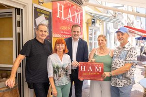 v.l.n.r.: Gastgeber Markus Hudelist, Ulrike Nowak, Vizebürgermeister Patrick Jonke, Eva-Maria Wieser und Anton Nowak bei der Aktion „Menschen helfen Menschen“ im Haus am Markt. Foto: DerHandler