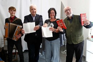Musiker Dominik Abwerzger, Autor Harald Raffer, Verlagsleiterin Erika Hornbogner und Moderator Günter Schmidauer. Foto: Eggenberger/KK