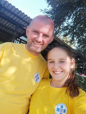 Der Held von Krumpendorf: Bademeister und Wasserretter Roman Pohovnikar mit Tochter Daniela. Foto: zVg