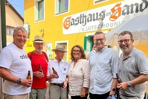 StR Julian Geier (2. v. r.), Landesobfrau Elisabeth Scheucher-Pichler und Klagenfurter Gemeinderäte stärken sich gemeinsam mit Teilnehmern nach der Wanderung. Foto: Kärntner Seniorenbund